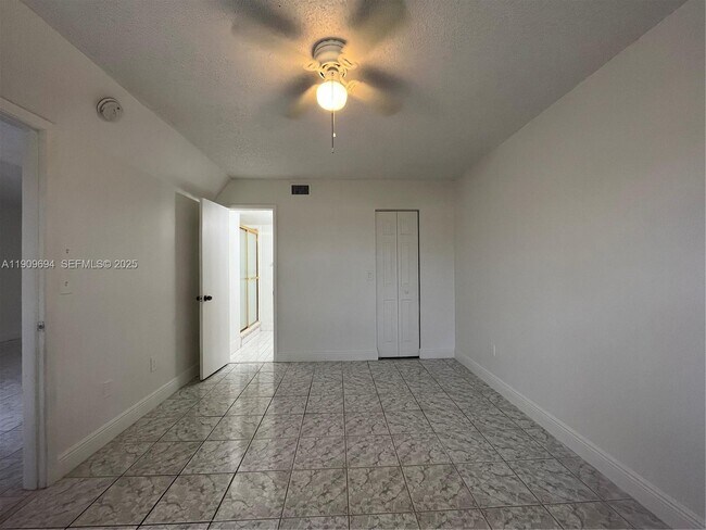 Building Photo - 842 NE 209th St