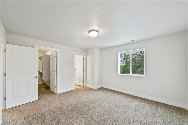 Building Photo - Spacious 3 Bed, 2.5 Bath Rental in Homedal...