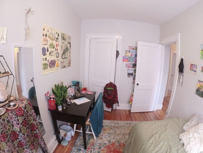 Building Photo - Charming 4 Bedroom-No Broker  Fee