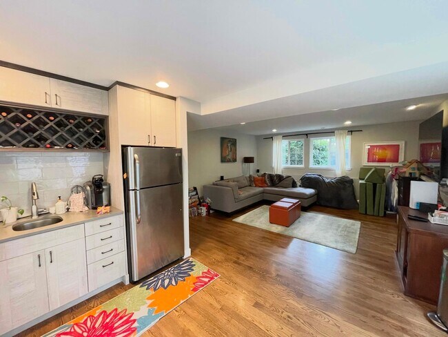 Building Photo - Spacious Corner-Lot Home 4 bed 3 bath – Green Lake, Seattle, WA