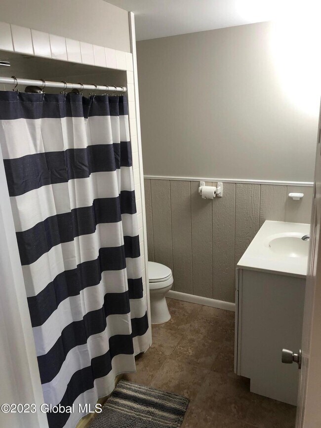 Building Photo - 121 Maple Ave