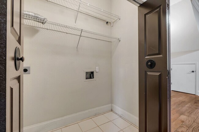 Building Photo - Midtown Tallahassee Townhome