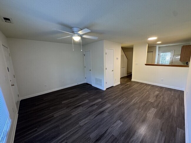 Building Photo - 2 bed 1.5 Bath
