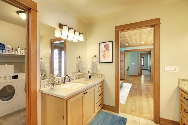 Building Photo - 3bd/3.75ba Sammamish Home