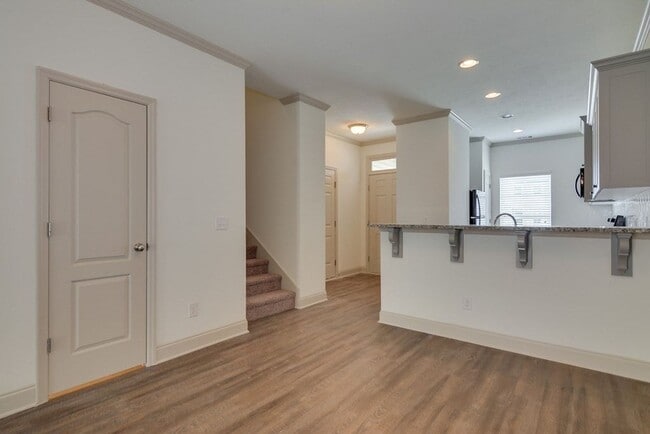 Building Photo - Beautiful End Unit Townhouse