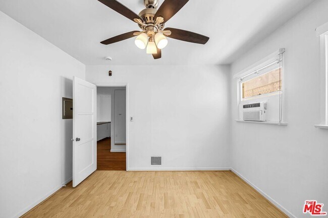 Building Photo - 1132-1132 Larrabee St