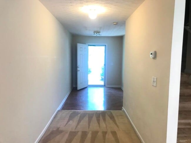 Building Photo - Spacious and Beautiful 3 Bedroom Home