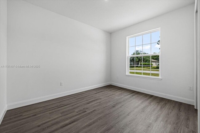 Building Photo - 11 Burgundy Pl