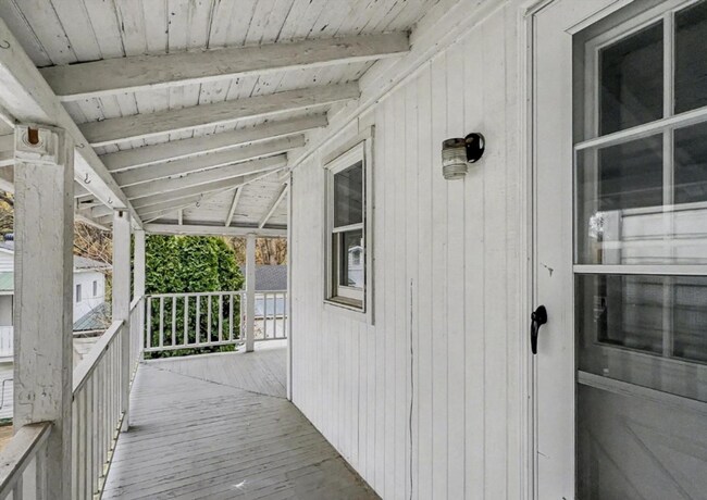 Building Photo - Bright 2 Bedroom, 1 Bath Home in Windsor, Pa!