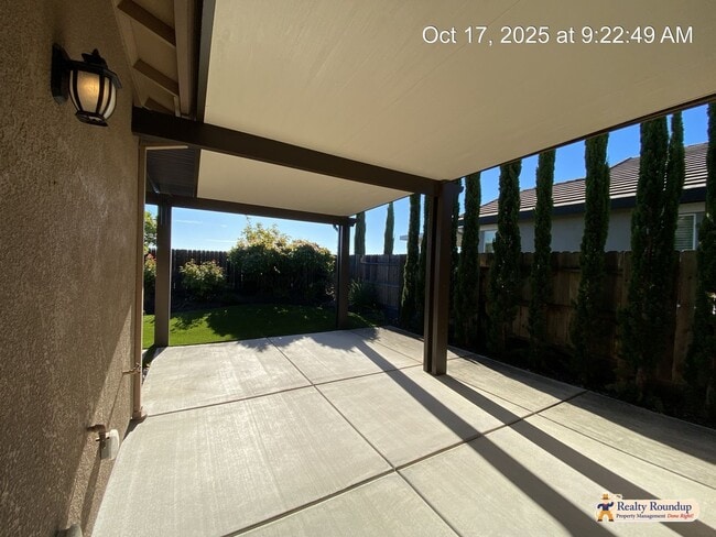 Building Photo - Pristinely Maintained Roseville Home with ...
