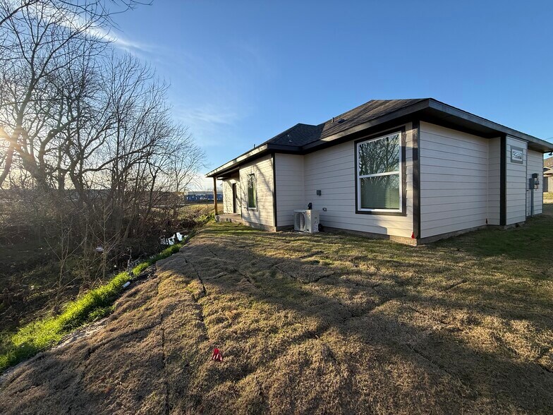 Building Photo - 104 Kirkland St