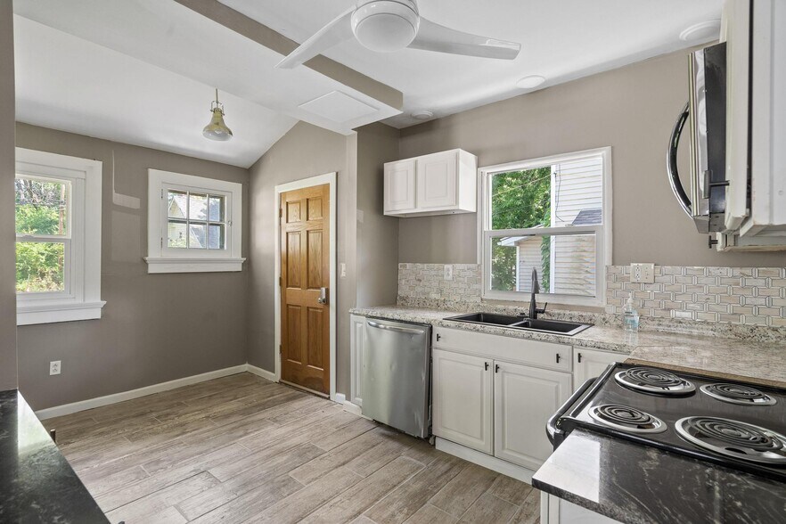 Building Photo - 135 W Hudson Ave