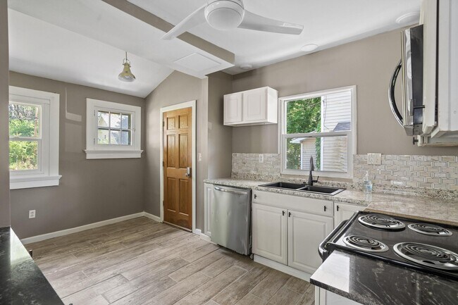 Building Photo - 135 W Hudson Ave