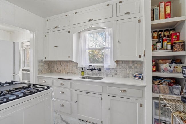Building Photo - Apartment in Arlington Heights