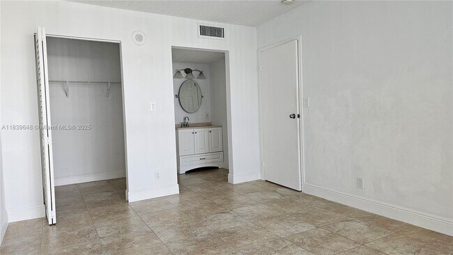 Building Photo - 17021 N Bay Rd