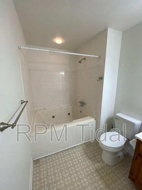 Building Photo - 610 Guy Ln