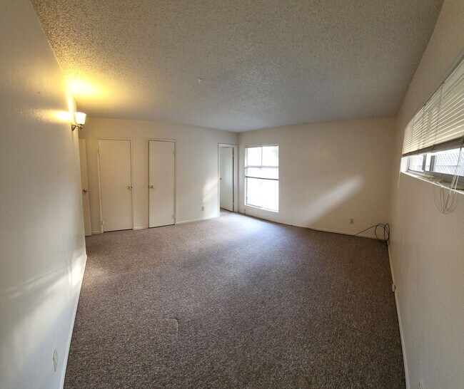 Building Photo - 4 bed 2 bath spacious home with 2 car garage in SLO!