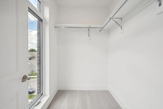 Building Photo - 526 Riverfront Ln