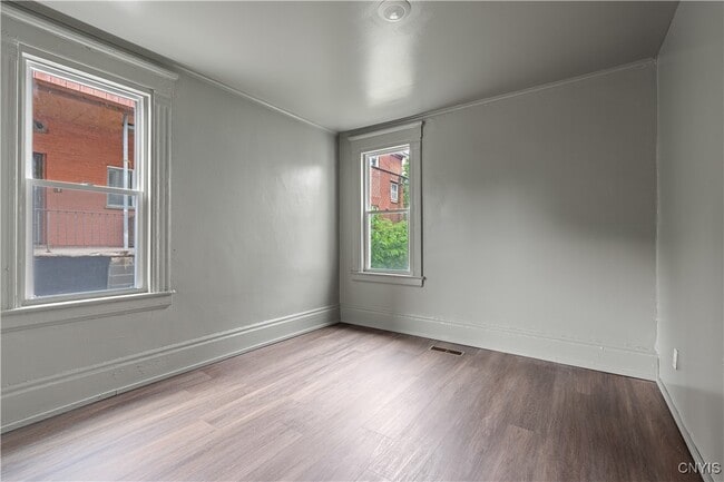 Building Photo - 211 Ash St