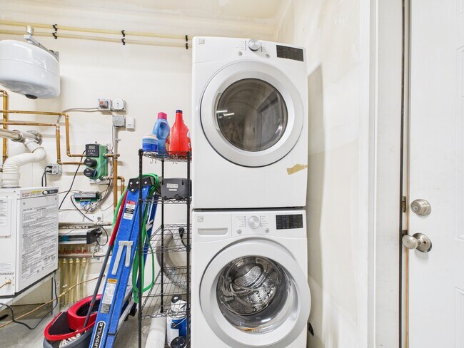 Building Photo - 835 Marquette Loop