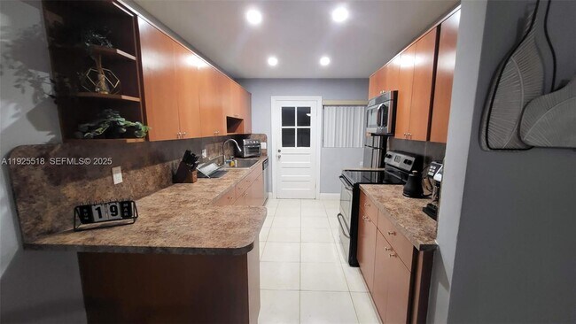 Building Photo - 420 56th St