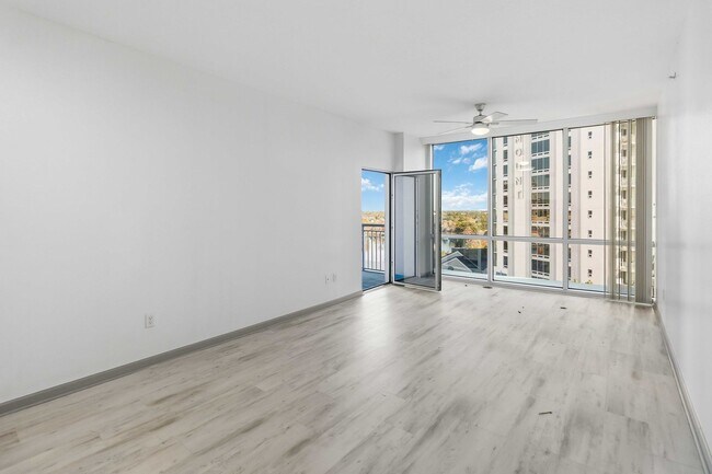 Building Photo - MOVE IN SPECIAL- Beautiful Newly Renovated 2/2 Condo at The Waverly on Lake Eola in Downtown Orlando
