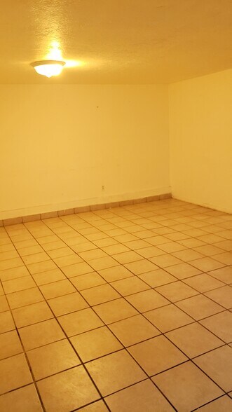 Living room - 222 W Murrill St