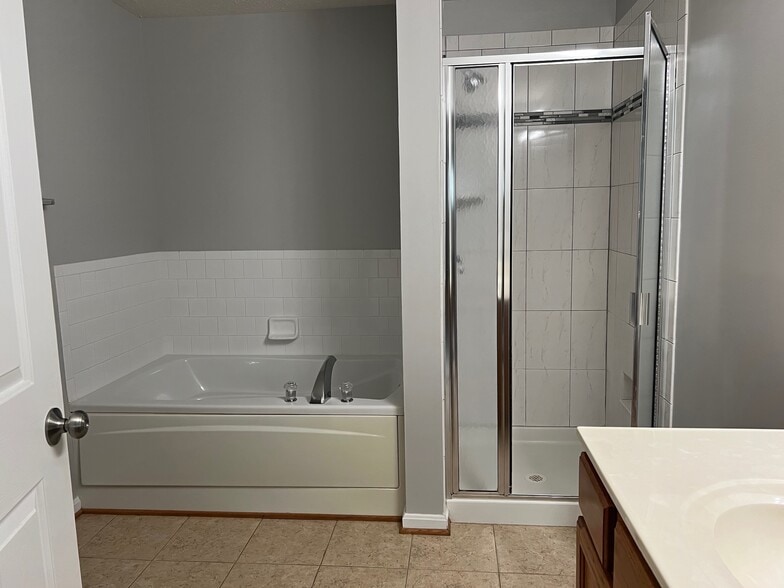 Building Photo - 3704 Excalibur Ct