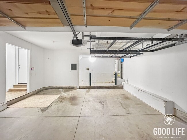 Building Photo - Bright 2Bd/2.5Ba End Unit w/Water/Sewer/Trash Included In Prestigious Tustin Community!