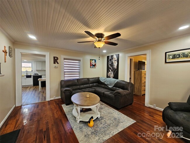 Building Photo - 208 W Main St