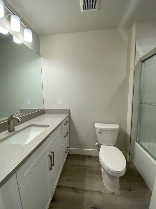Building Photo - Mustang Townhome!!