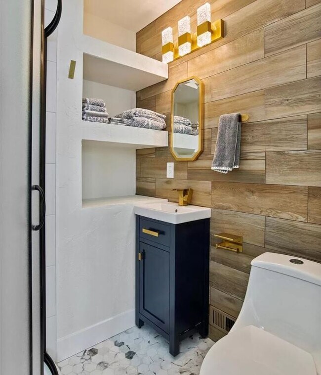 Owner's ensuite bathroom - 3504 N Gaylord St