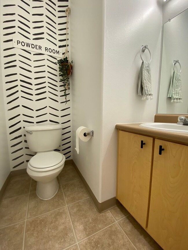 Building Photo - Location Location Location ~2 Bedroom 2.5 ...