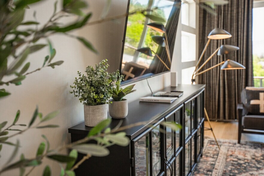 Building Photo - 160 W 1600 S