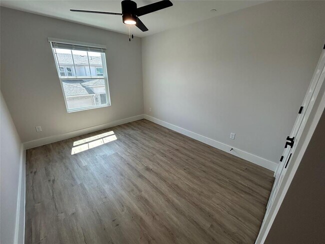 Building Photo - 7600 Strong Bow Ct