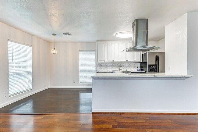 Building Photo - 471 El Toro Ln