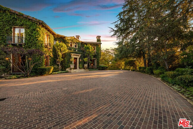 Building Photo - 1550 Amalfi Dr