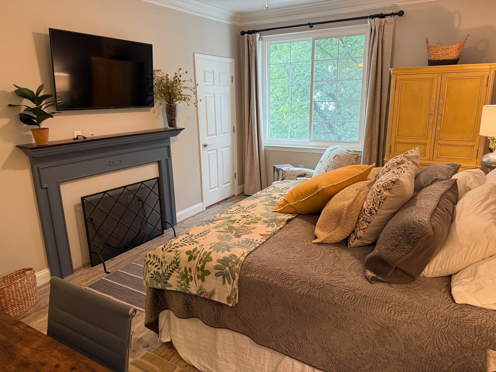 Large bedroom with two closets - 10 E Washington St