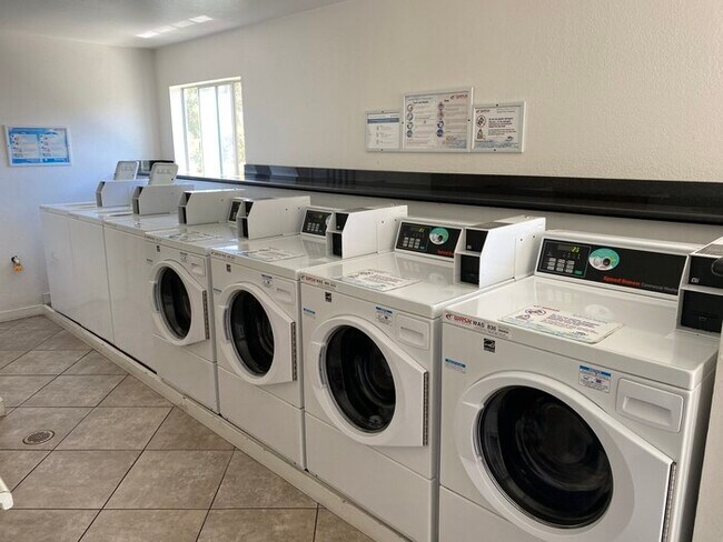 Building Photo - Perectly Located, Spacious, 2bed/ 2bath, E...