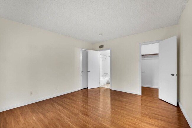 Building Photo - Very Nice 2bd/2ba Condo!! Gated Friendly Community w/ Pool!!