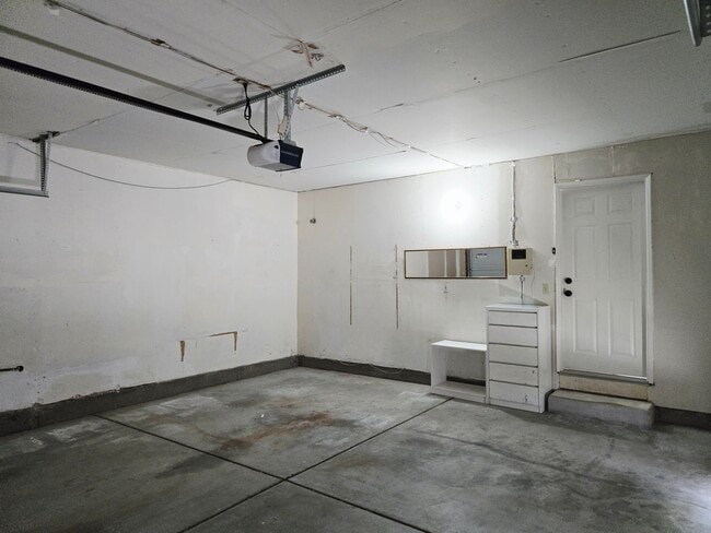 Building Photo - Tri-level Single Family Home