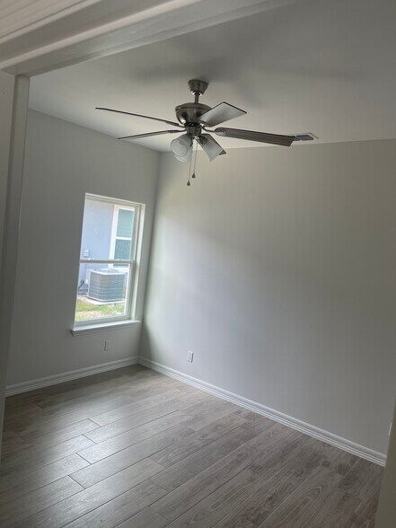 Building Photo - 113 Torrey Pines Rd