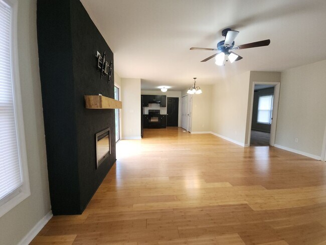 Building Photo - Updated 3 Bed / 2 Bath Ranch – Minutes to ...