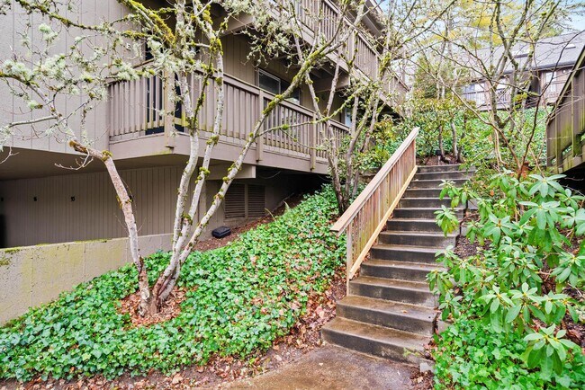 Building Photo - Spacious 1-bdrm/1-bath condo w/ 2 parking spaces. Balcony, fireplace, hot tub, & pool