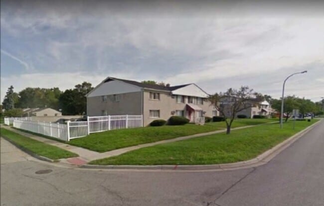 Building Photo - 10000 W Nine Mile Rd