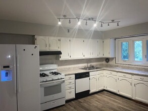 Building Photo - Comfortable Living in a Convenient Location