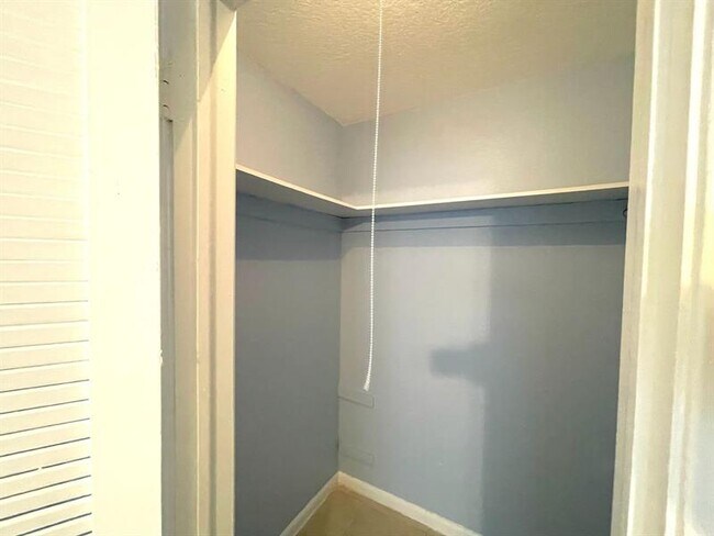 Building Photo - 501 W Kalmia Dr