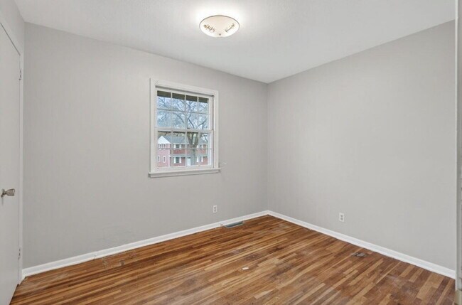 Building Photo - Charming 4-Bedroom Blaine Home with Hardwood Elegance & 2 Full Baths - 1,620 Sq Ft of Comfort!