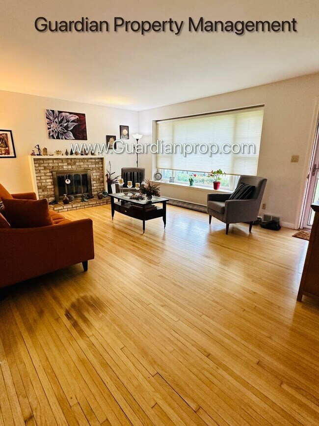 Building Photo - Edina Single Family Home, 2 Car Garage, Dishwasher, Hardwood Floors, Available January/Feb