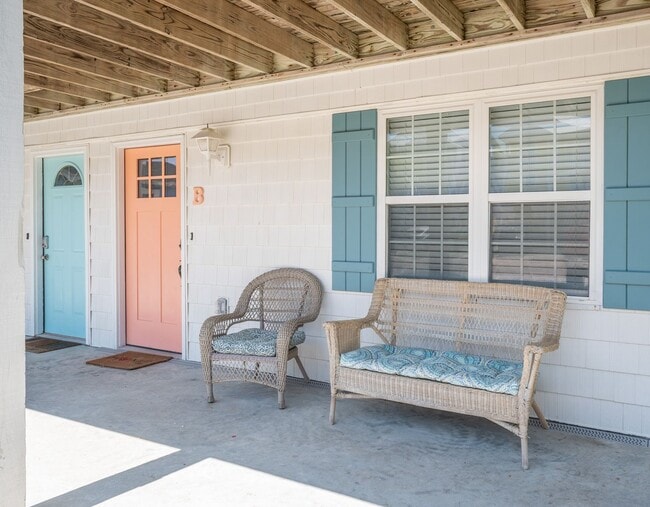 Building Photo - SHORT TERM ONLY Happy As A Clam Duplex